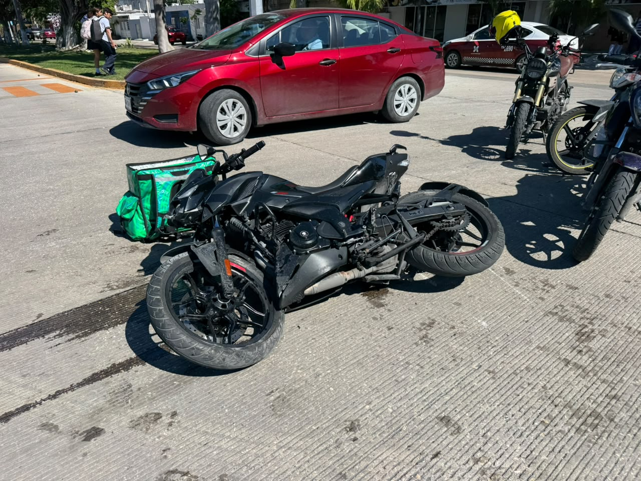 El motociclista transitaba a bordo de una unidad marca Pulsar de color negro al momento del impacto.