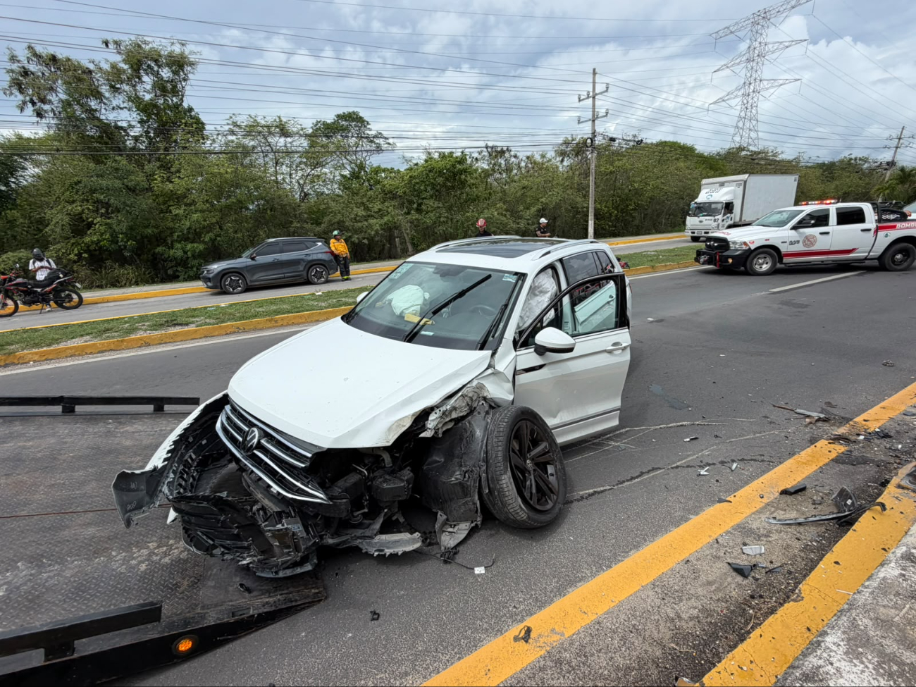 La camioneta quedó prácticamente destruida tras el impacto