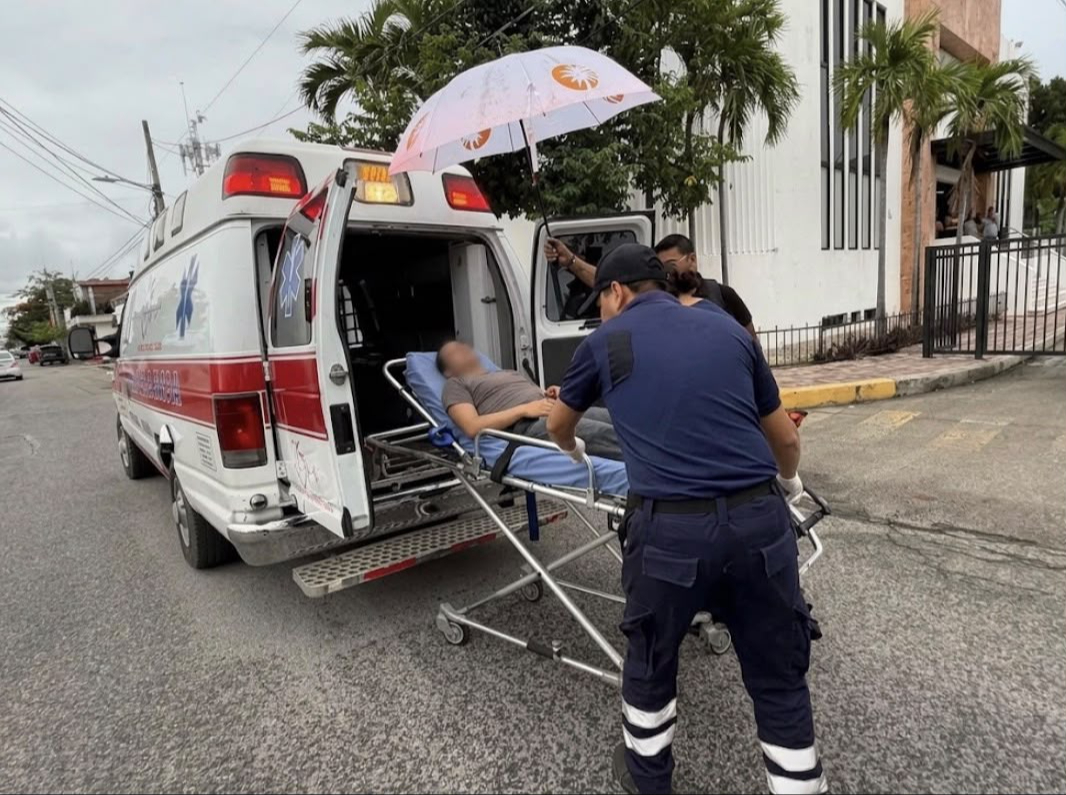 Los paramédicos hicieron el traslado al hospital de la persona lesionada.
