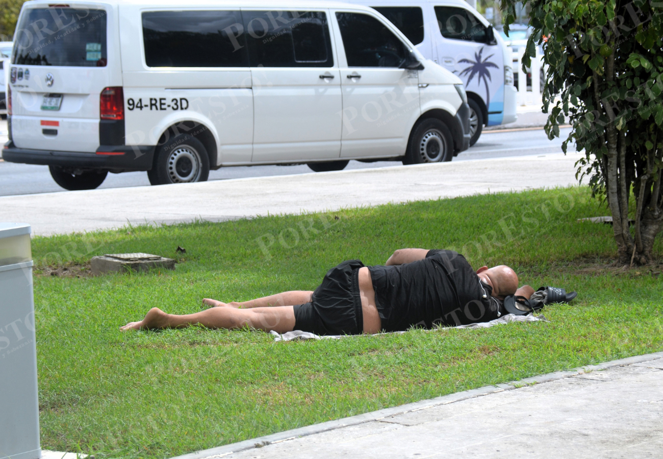 Otro hombre suele permanecer “tomando el sol” en el área verde, cerca del área de estacionamiento