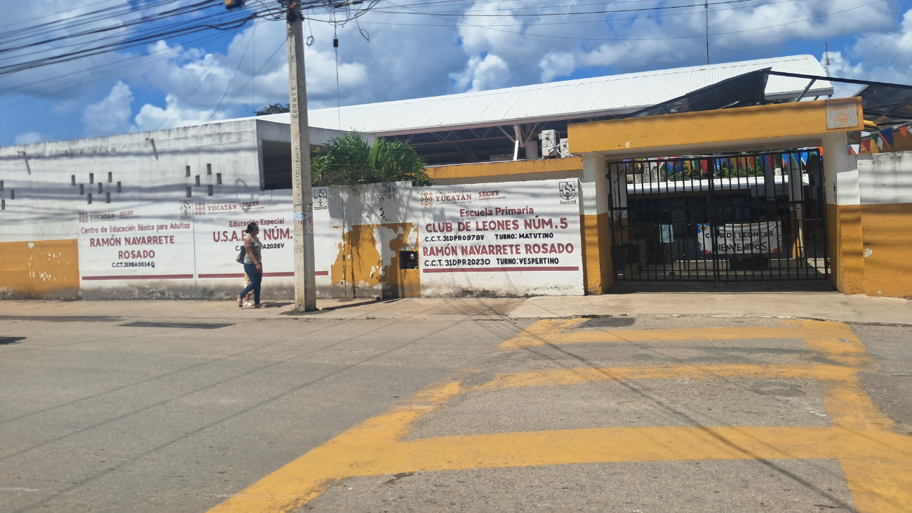 Padres de familia exigen solución tras varios días sin el servicio eléctrico en las aulas de primaria