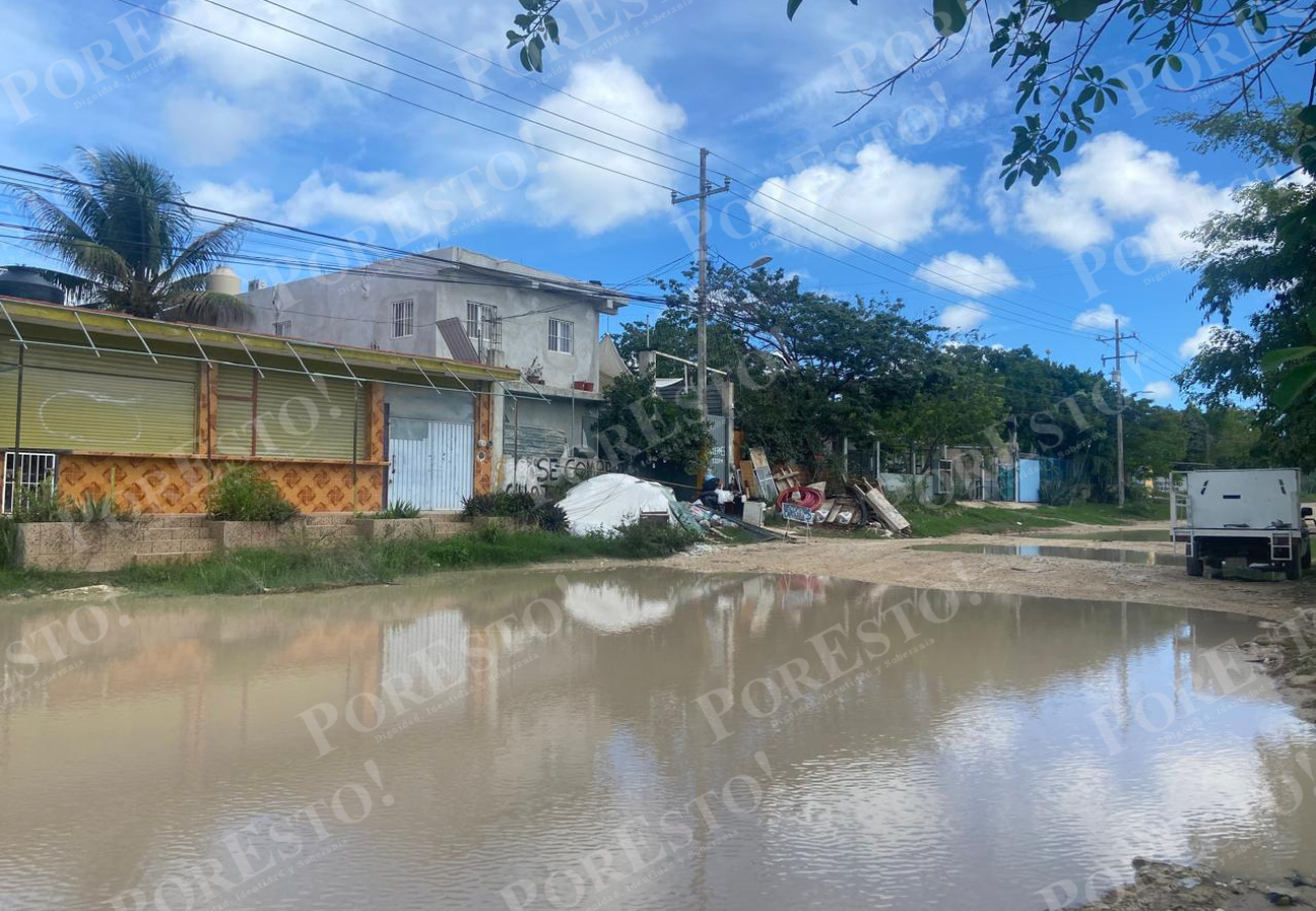 Alumnos acusan que caminan entre lodazales debido a las lluvias