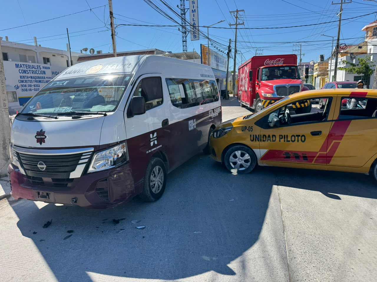 Un aparatoso percance entre una unidad piloto y un colectivo dejó severas afectaciones viales en la colonia San Carlos.