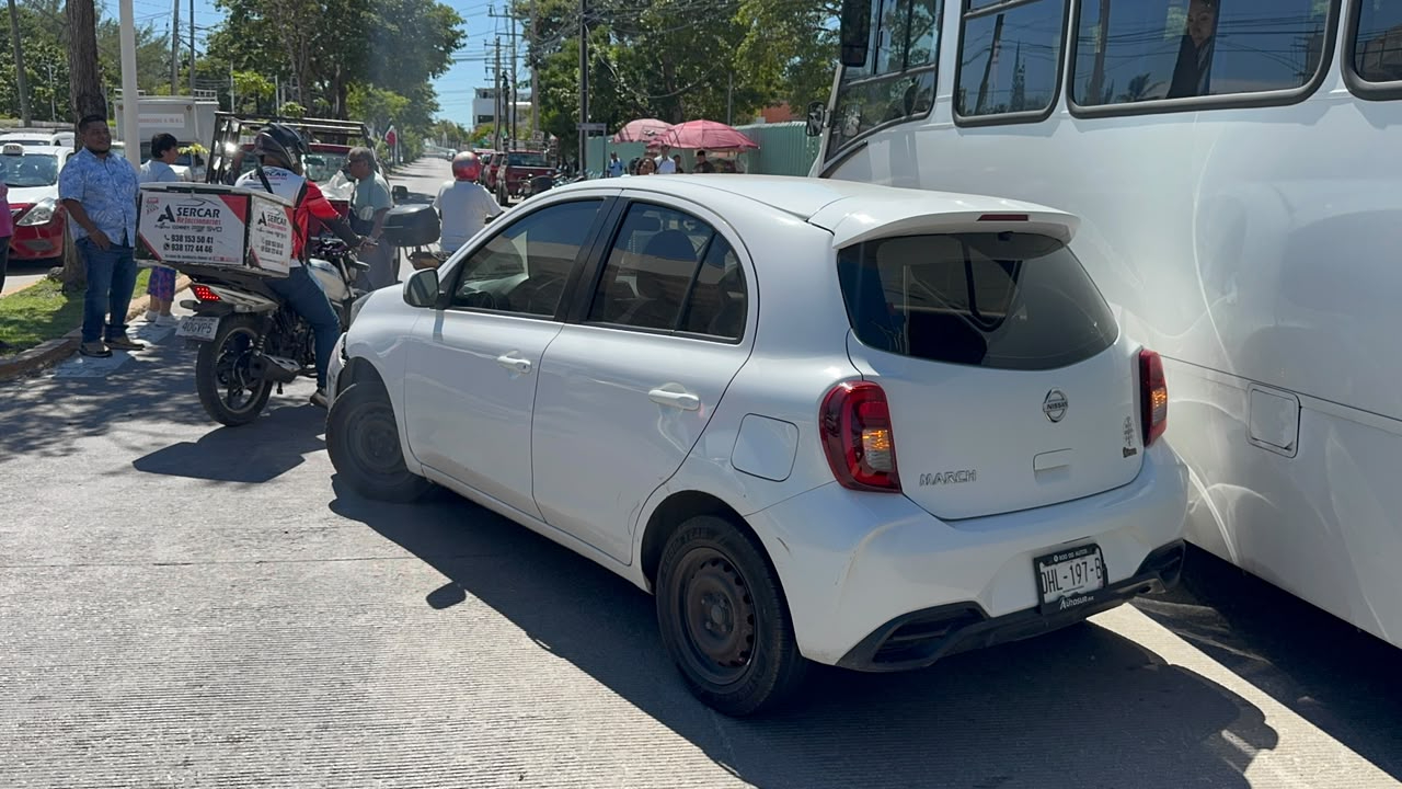 Un percance vial sobre la avenida 56 generó un fuerte tráfico en la colonia Petrolera.