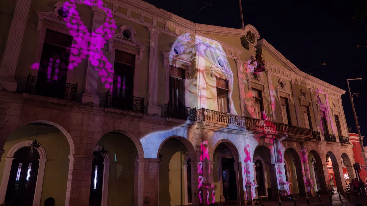 Yucatán enciende de rosa el Palacio de Gobierno y proyecta emotivo videomapping por el cáncer de mama