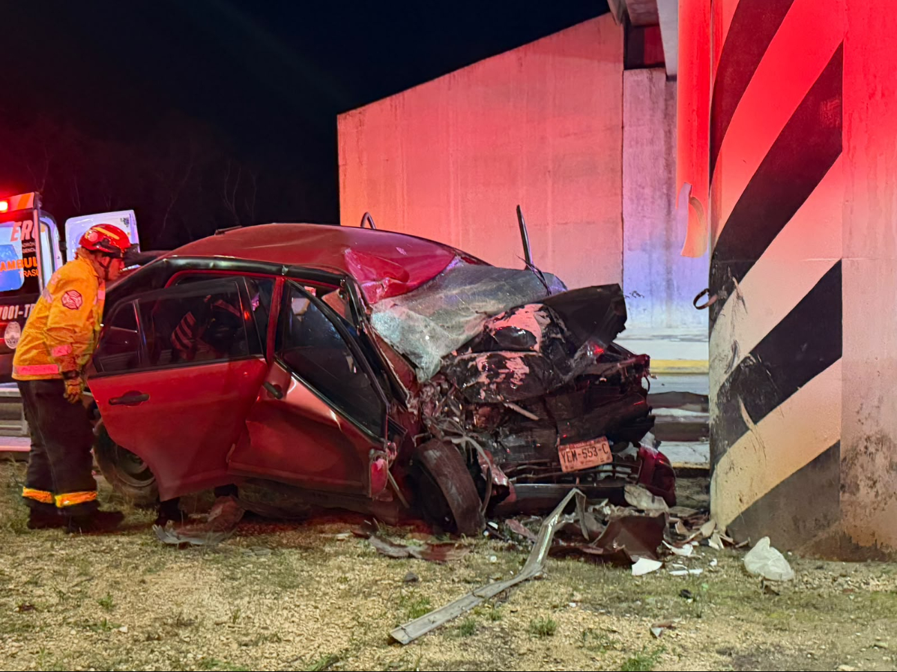 Autoridades y cuerpos de emergencia acudieron al lugar donde una mujer perdió la vida tras impactar su automóvil contra un pilar del Tren Maya.