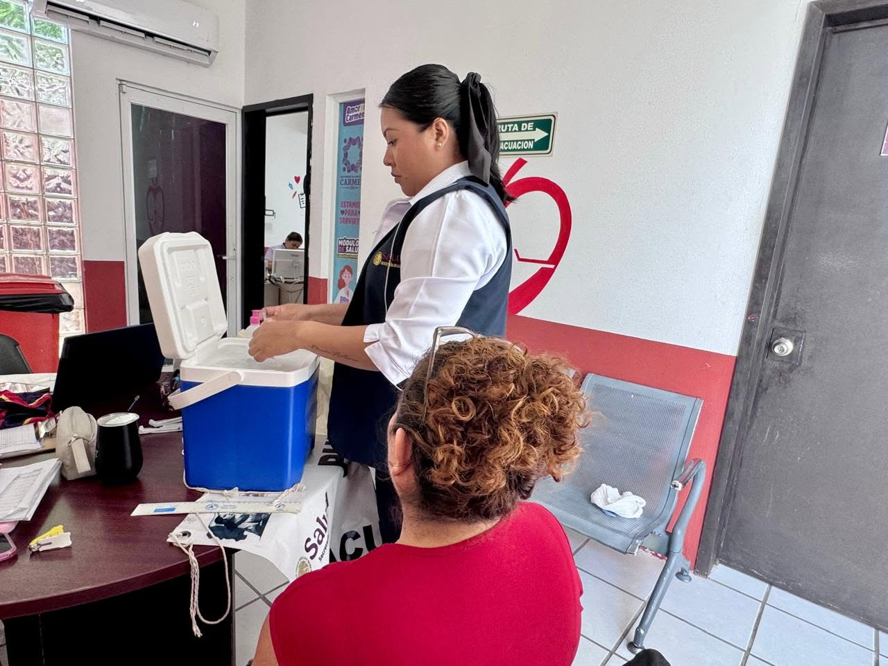 Autoridades decretaron vigilancia epidemiológica en Carmen por repunte de dengue, COVID-19 e influenza.