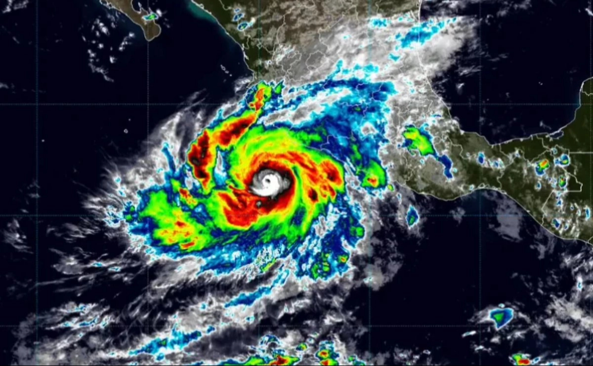 Autoridades de Protección Civil y personal de la Secretaría de Marina evacuaron a 80 personas y nueve animales de compañía de comunidades costeras de Puerto Vallarta ante los riesgos asociados al huracán Simón