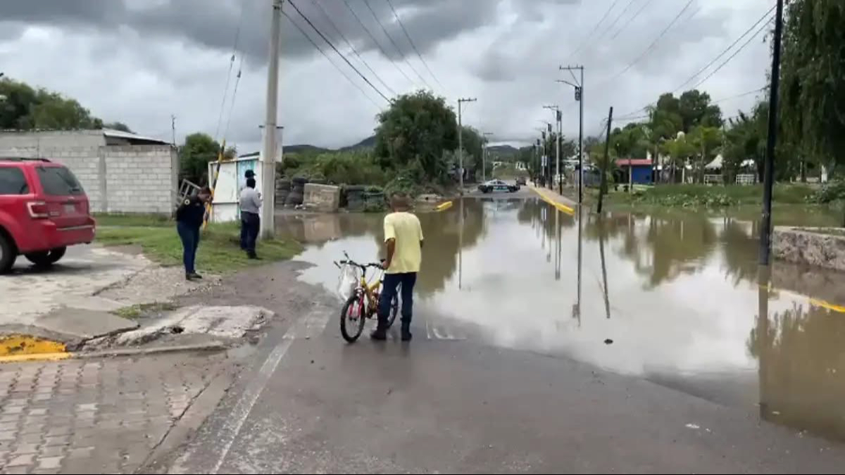 El desbordamiento del río Atoyac cubrió el puente peatonal de Los Gallos y provocó el cierre preventivo de accesos a Lomas de Angelópolis III
