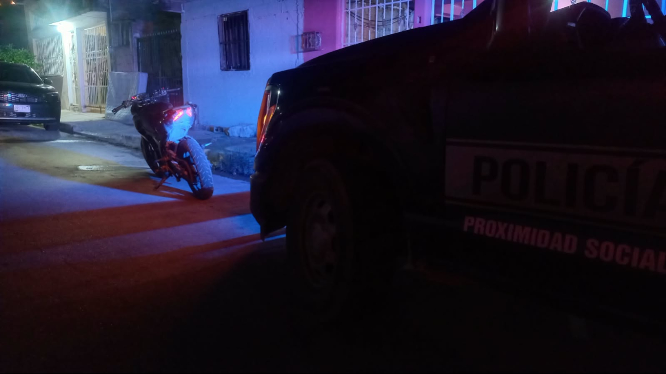 Elementos de la Policía Municipal de Cancún detuvieron a un adolescente que conducía una motocicleta con reporte de robo tras una persecución en la ciudad