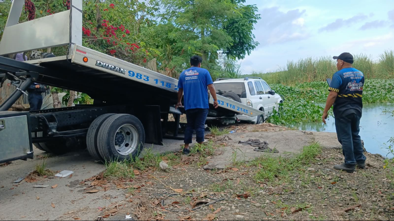 Con una grua retiraron el auto de la sabana