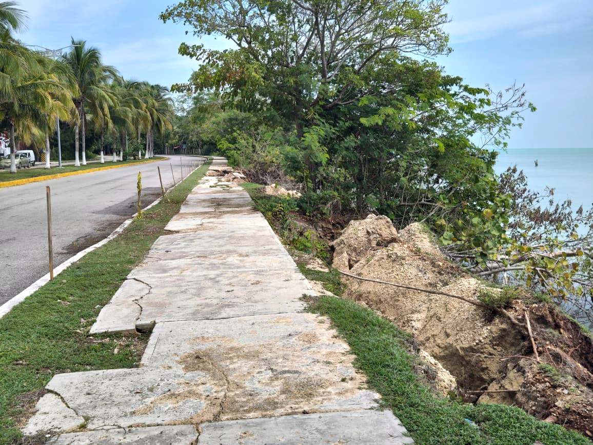 Mar destruye la banqueta del Boulevard Bahía en Chetumal; solicitan obras de urgencia
