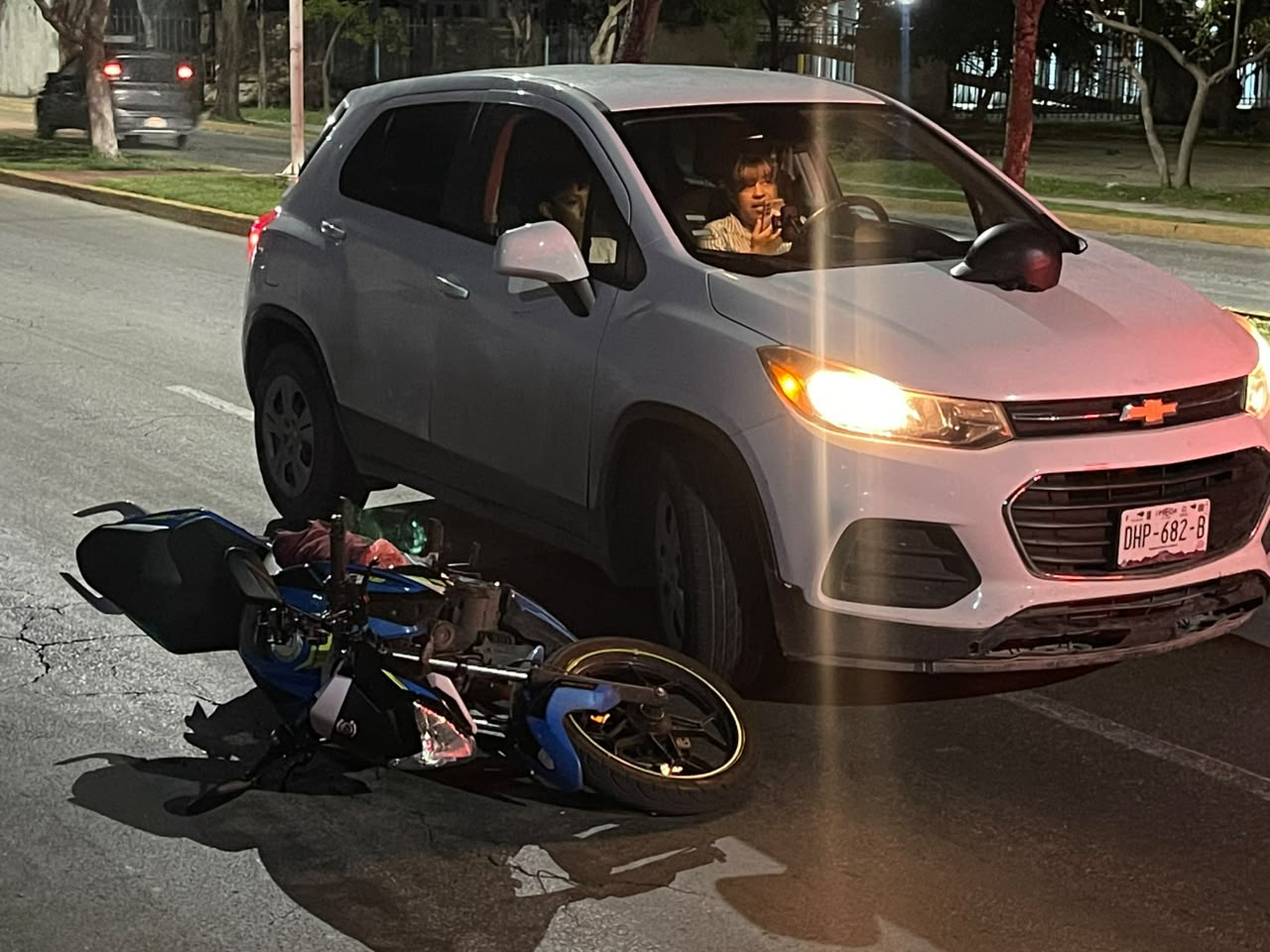 Un motociclista resultó lesionado tras un choque por alcance con una camioneta Chevrolet blanca sobre la avenida Corregidora, frente a la plaza comercial Zentralia, en Campeche.