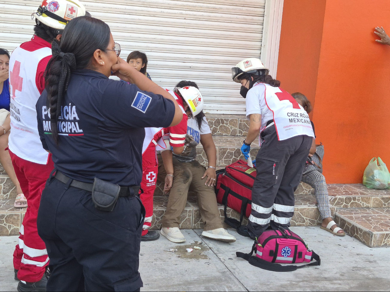 Paramédicos de la Cruz Roja Mexicana brindaron atención a una joven motociclista que derrapó sobre el pavimento mojado en la avenida Periférica Norte