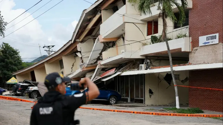 Un potente terremoto de magnitud 7.7 sacudió Panamá dejando un saldo preliminar de 27 heridos leves.