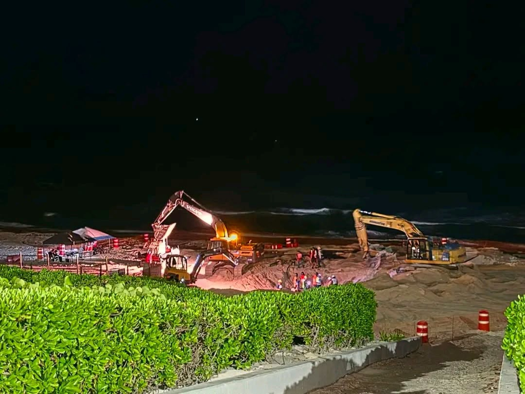 La presencia de maquinaria pesada durante la noche en Playa Delfines, Cancún, generó inquietud por los posibles impactos ambientales en esta zona costera