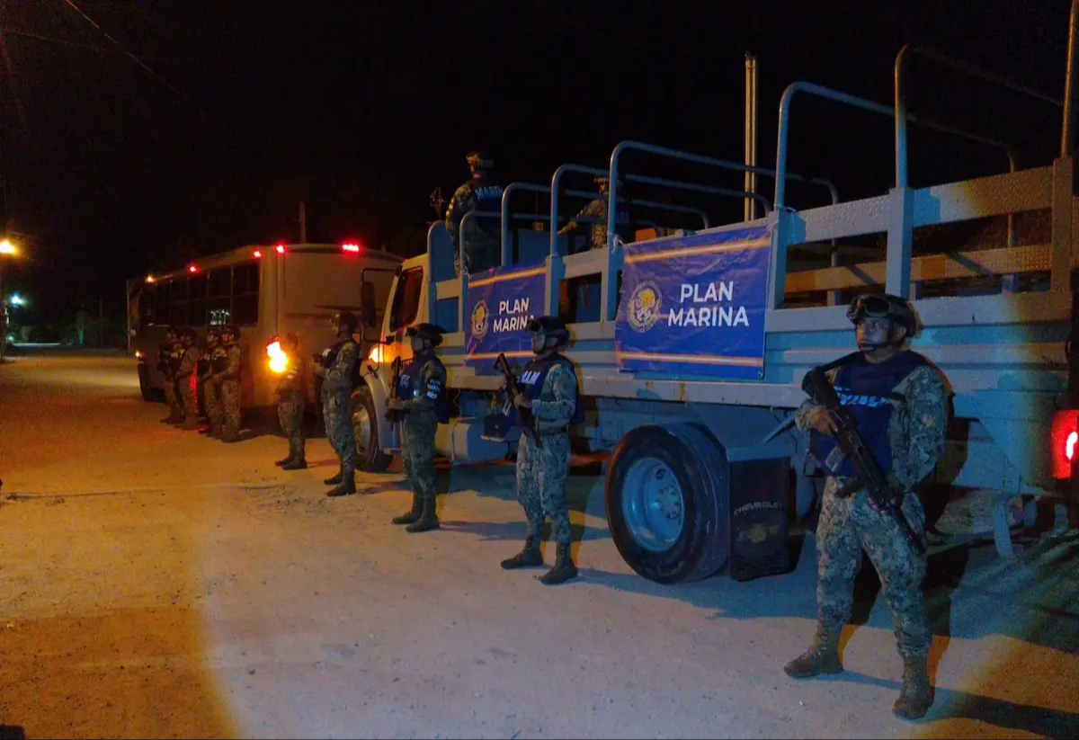 La Secretaría de Marina desplegó 14 elementos especializados de respuesta en Isla Arena, Calkiní.