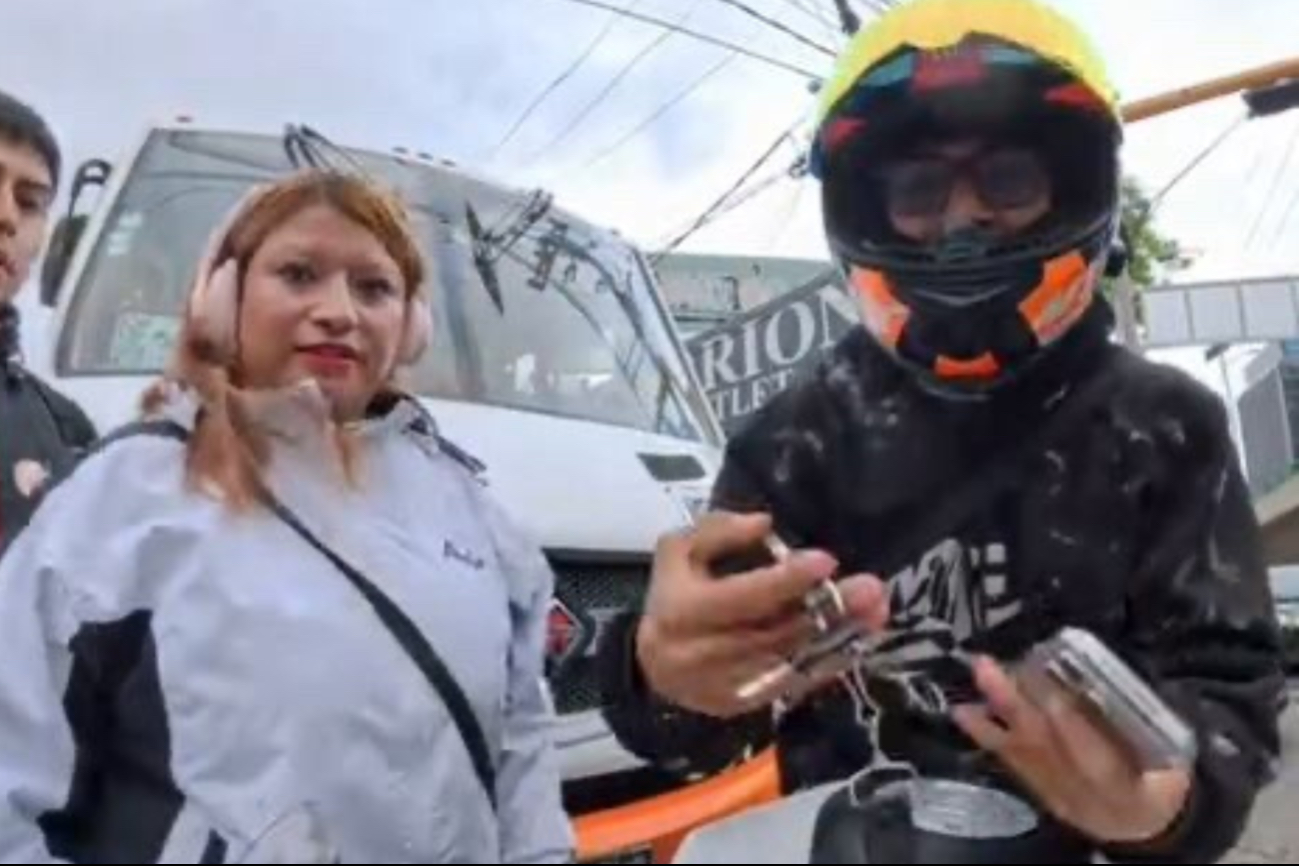 El video de la discusión entre una pasajera y un motociclista circuló en redes sociales y dio origen al apodo “Lady Me Van a Descontar”.