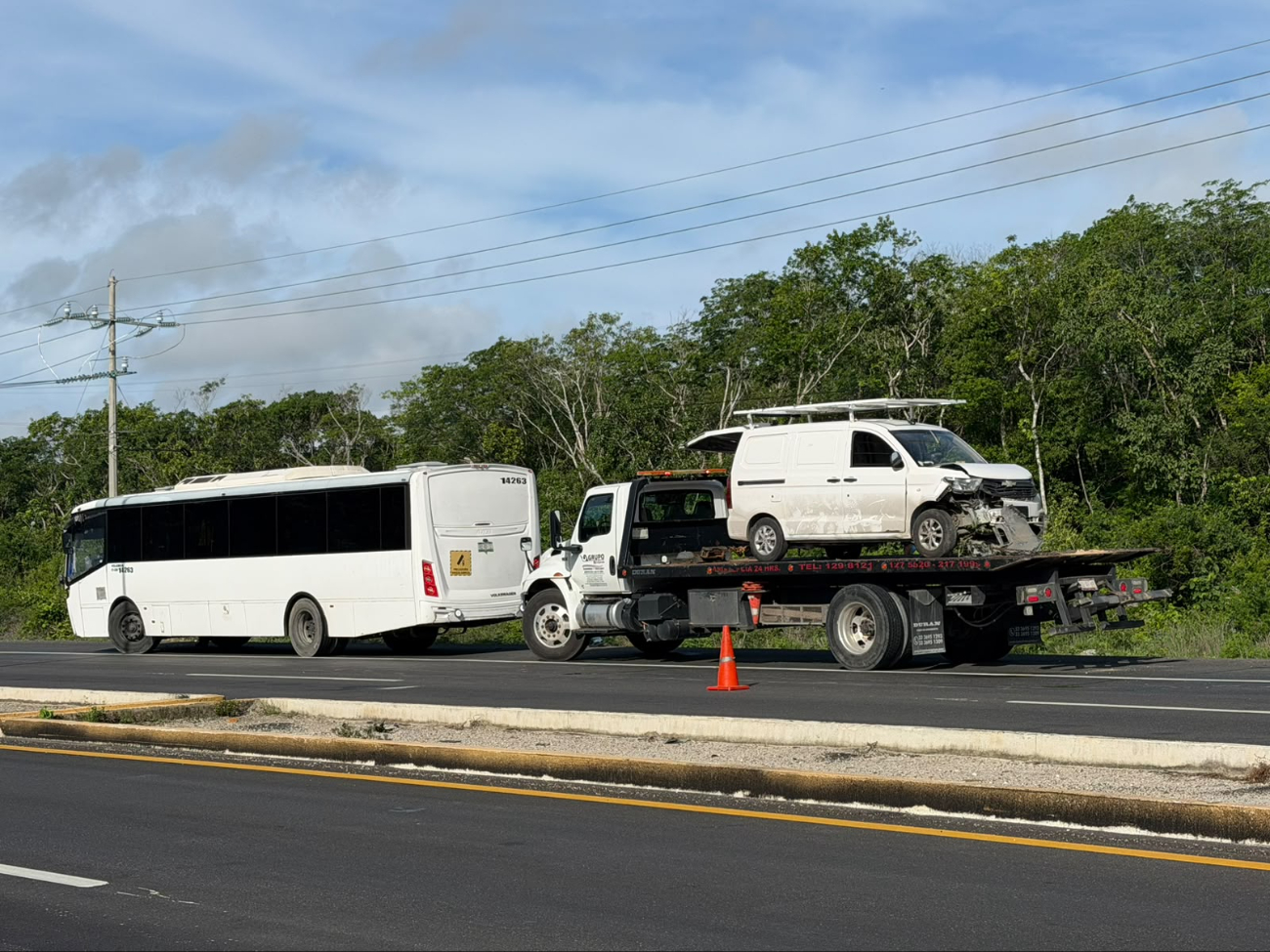 Una grúa llegó al lugar y retiró el vehículo accidentado.