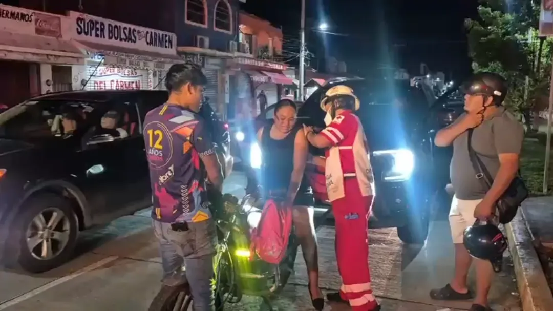 La mujer se golpeó contra una estructura metálica.