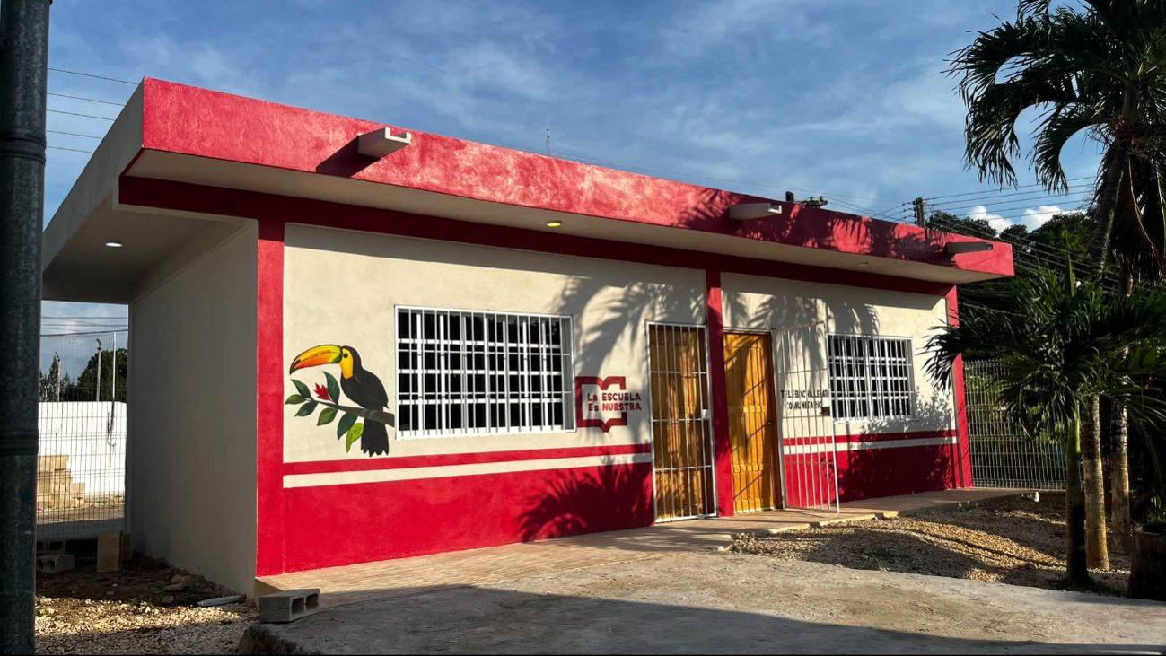 La obra principal se financió con $600 mil del programa “La Escuela es Nuestra” y se equipó, para el inicio de clases, con apoyos gubernamentales y comunitarios