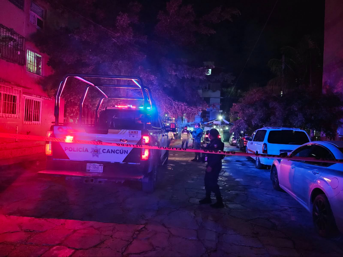 Unidades policiacas de Cancún llegaron a la escena del crimen.
