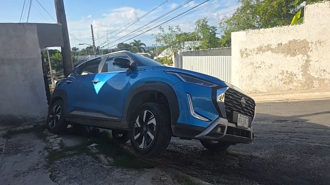 Camioneta retrocede sin control en pendiente de Campeche; puesto de madera evita que siga bajando