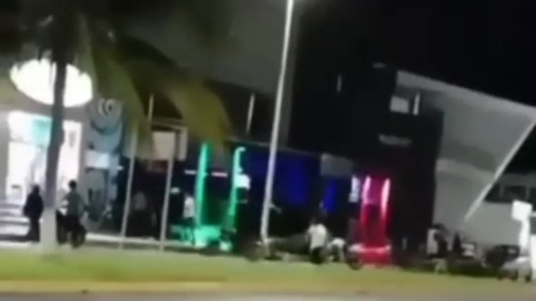 Los hechos se registraron en las afueras de un bar situado sobre la conocida avenida Carlos Sansores.