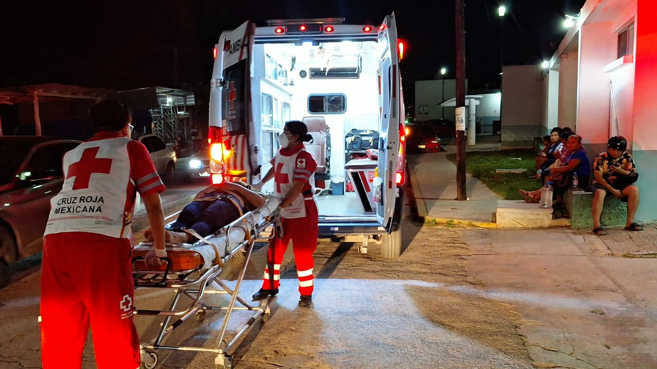Los lesionados fueron trasladados en una ambulancia de la Cruz Roja.