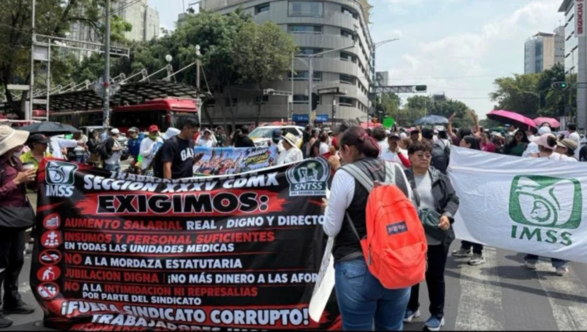 Marcha de los trabajadores del IMSS.