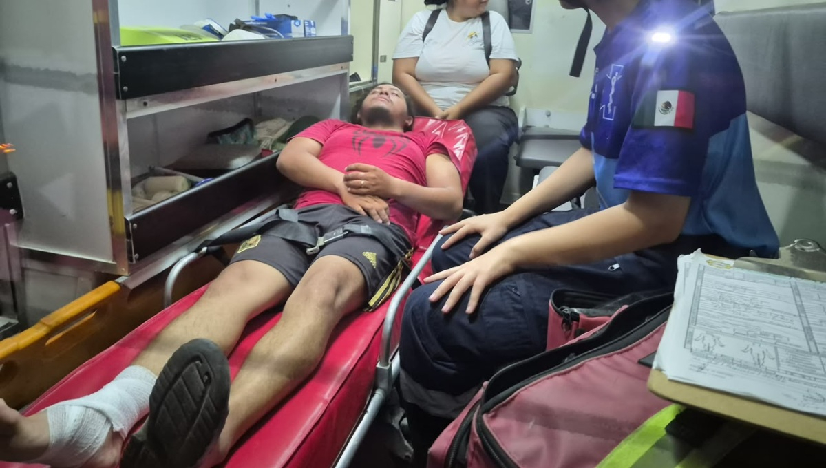 Motociclista termina en el hospital tras ser atropellado.