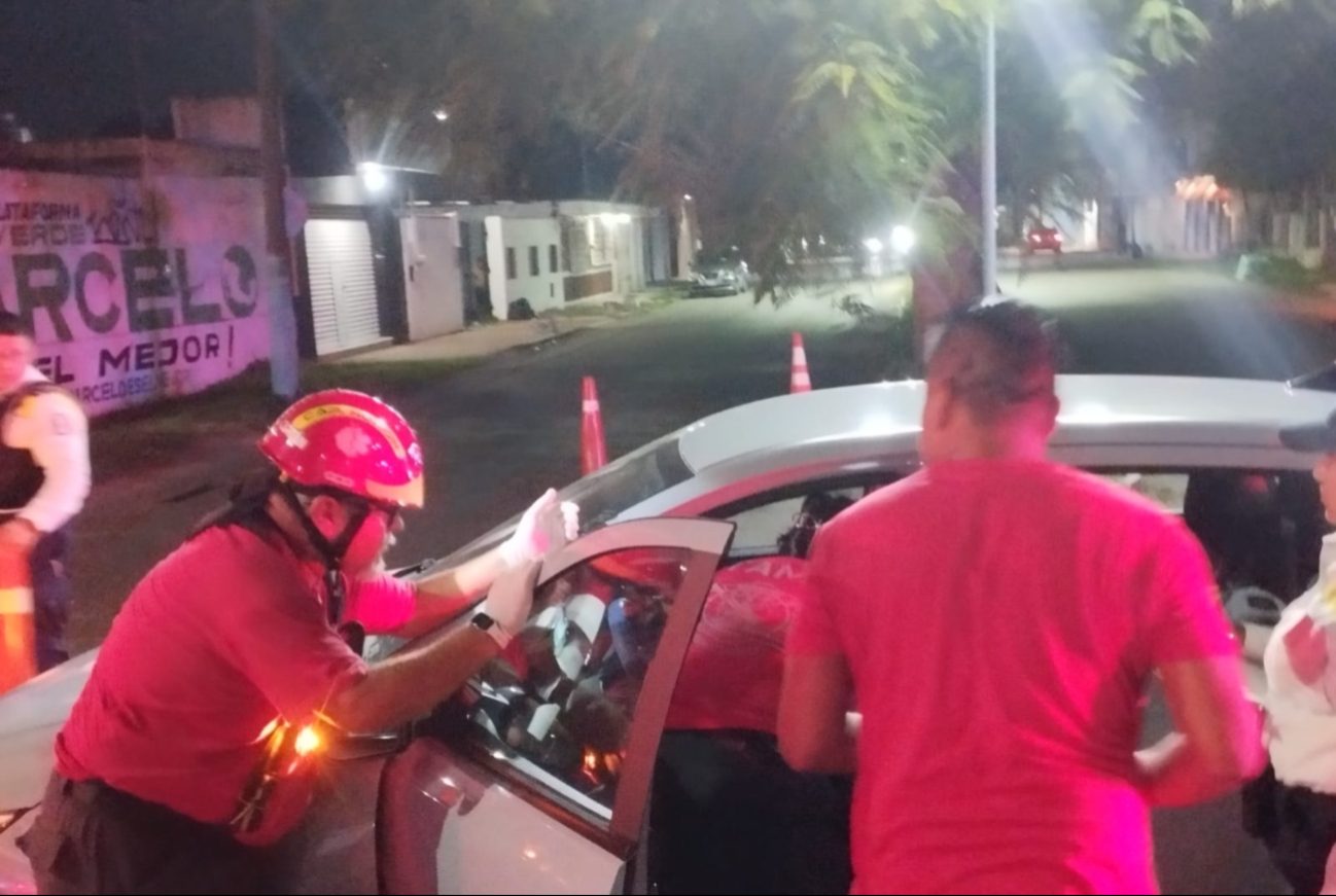 Una mujer lesionada y daños materiales deja un choque en el centro de Chetumal
