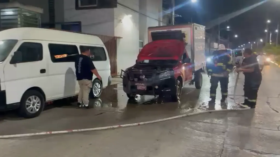 Personal de Bomberos y Protección Civil efectuó labores para controlar la situación.