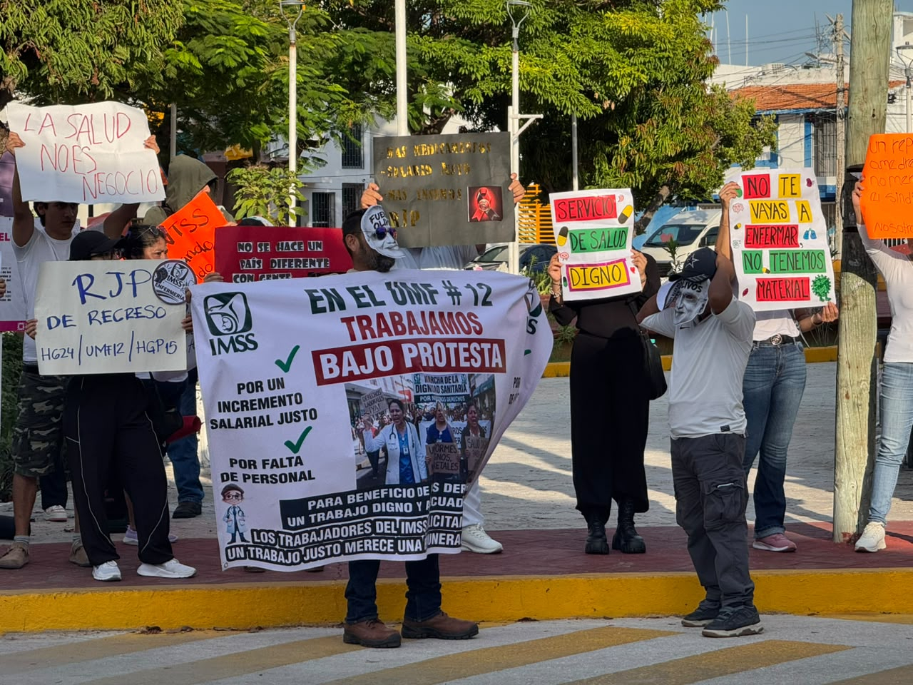 Bajo la consigna "En el UMF #12 trabajamos bajo protesta", expusieron sus demandas a las autoridades.