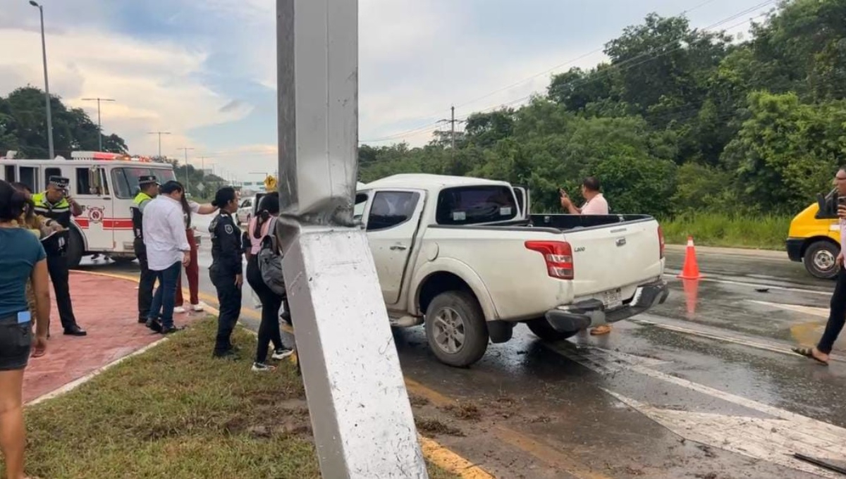 Camioneta impacta contra señalética en la Glorieta del Mestizaje.