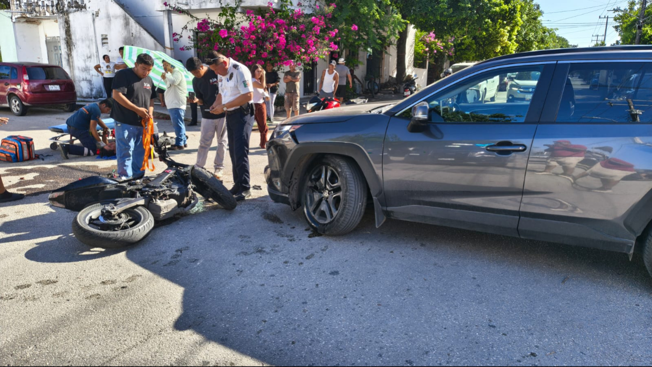 La camioneta impactó a la motocicleta por no respetar su alto.