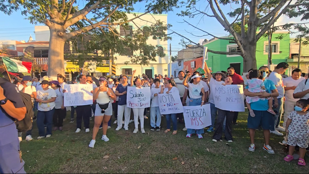 Al grito de "¡Fuera, Betty!", el contingente partió del Asta Bandera hacia la sede de la Sección XXVII del SNTSS.