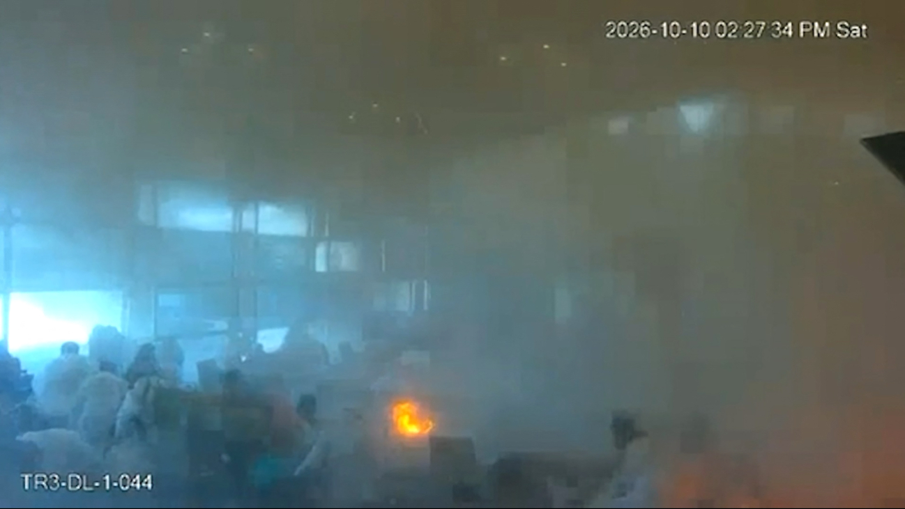 Imagen de una cámara de seguridad del aeropuerto al momento del ataque.