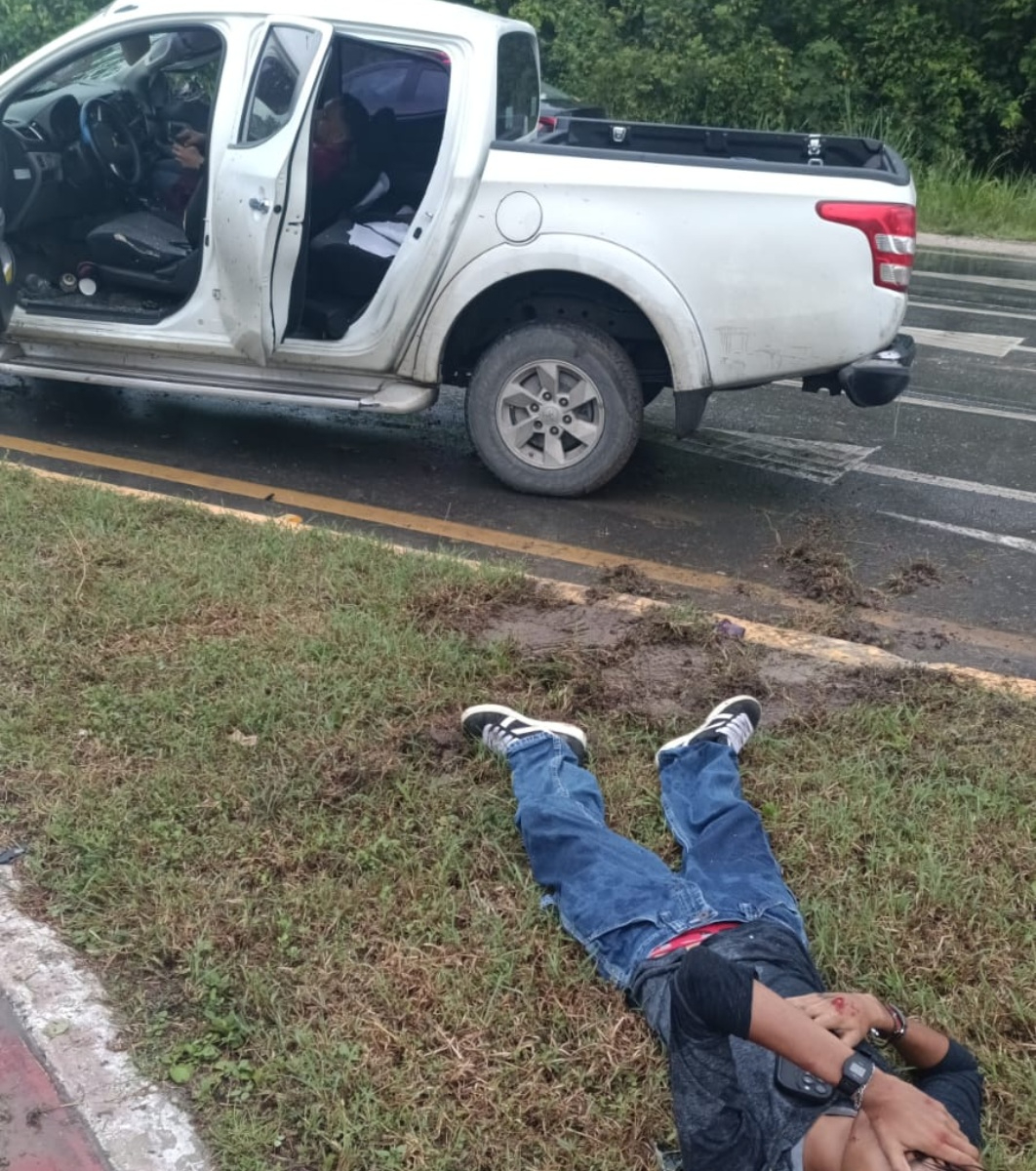 Tras el impacto, un hombre fue localizado tendido sobre la banqueta.