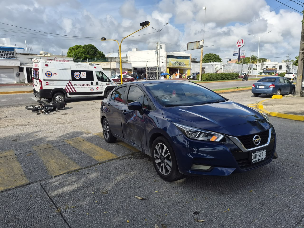 Un motociclista resultó lesionado la mañana de este martes frente al estacionamiento de Walmart.