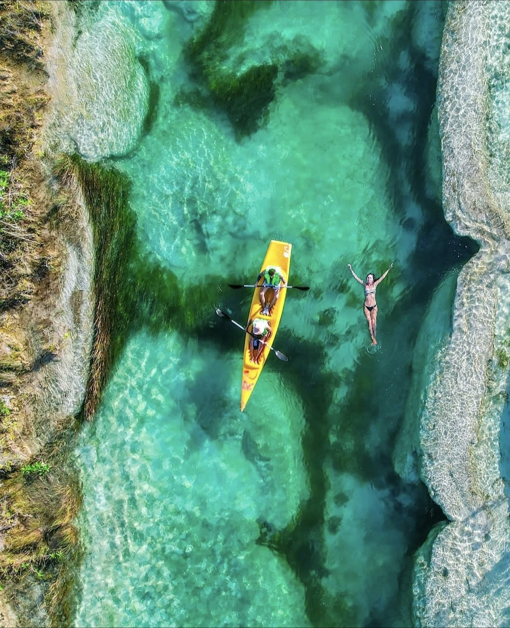 Los visitantes pueden recorrer el canal en kayak individual o doble, con tarifas por hora