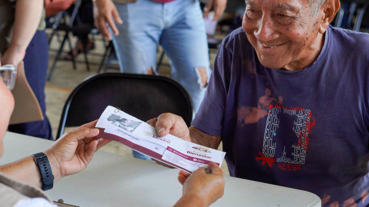Adultos mayores con tarjetas vencidas recibirán aviso para obtener un nuevo plástico