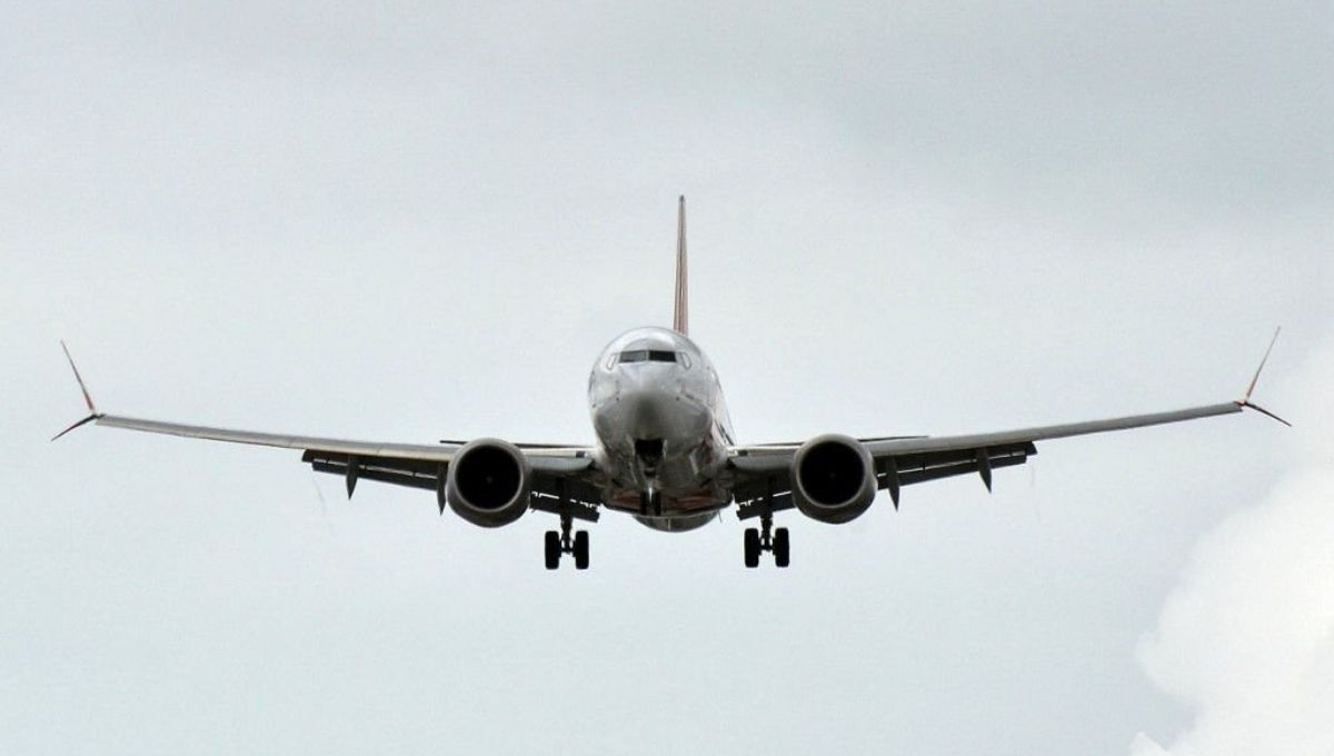 Después del aterrizaje, el Boeing 787-9 fue trasladado a una zona aislada del aeropuerto para facilitar las revisiones de seguridad
