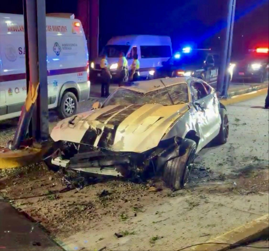 El auto deportivo quedó destrozado tras el fuerte impacto.