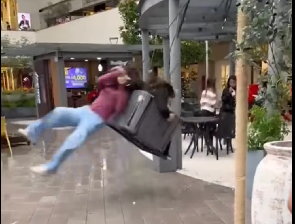 Una distracción la llevó al suelo