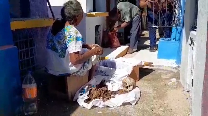 Habitantes de Pomuch inician la tradicional limpieza de restos óseos, conocida en maya como Choo Ba’ak.