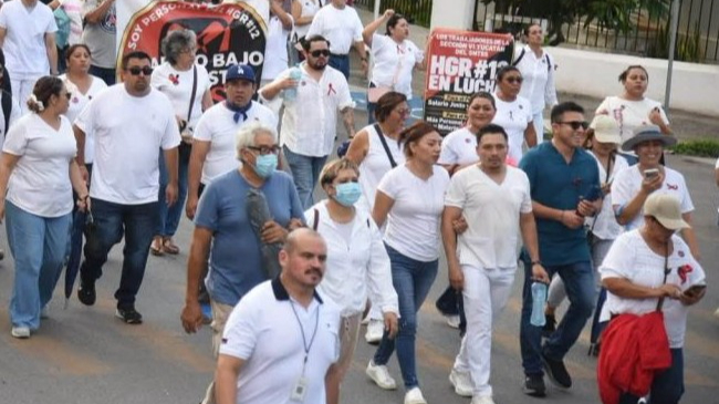 Personal del IMSS en Mérida reclama mejoras salariales y lanza consignas contra su líder sindical