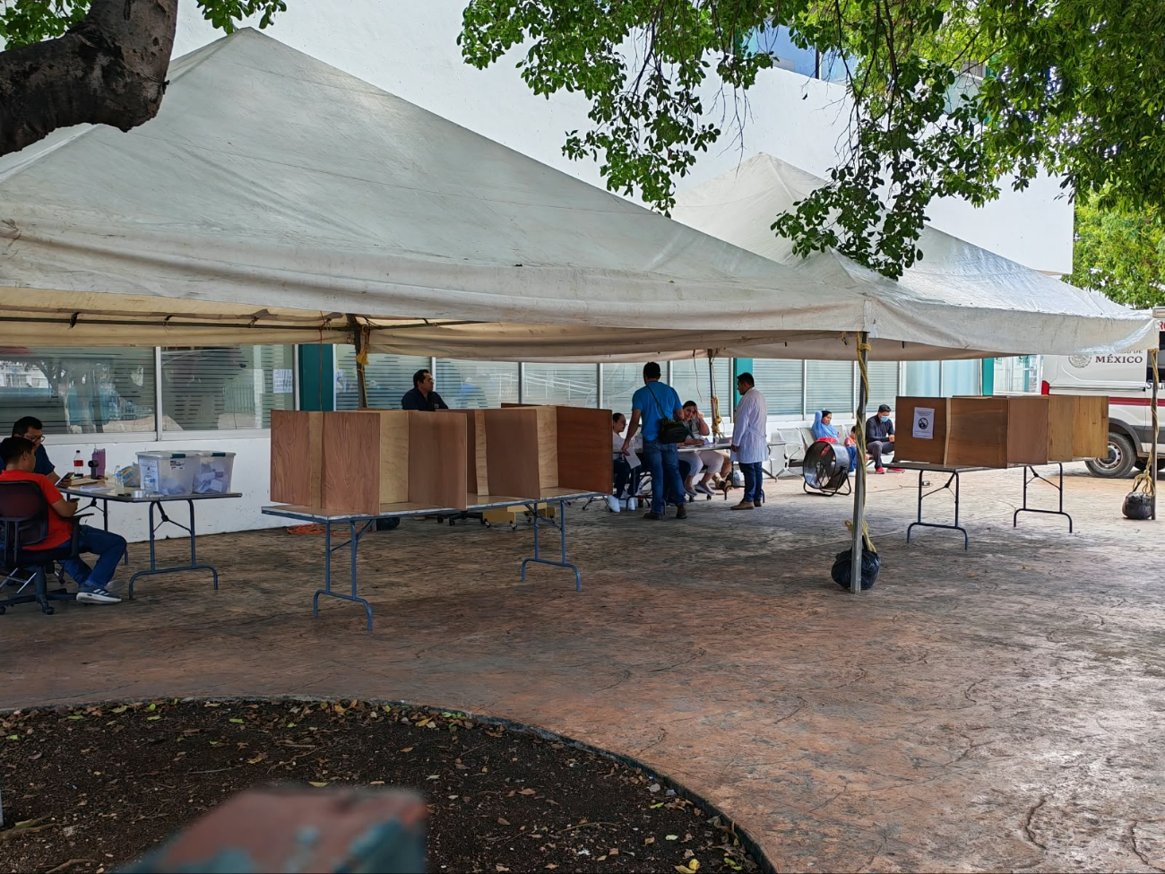 Trabajadores del IMSS en Campeche manifestaron su rechazo al incremento salarial del 6.8%.