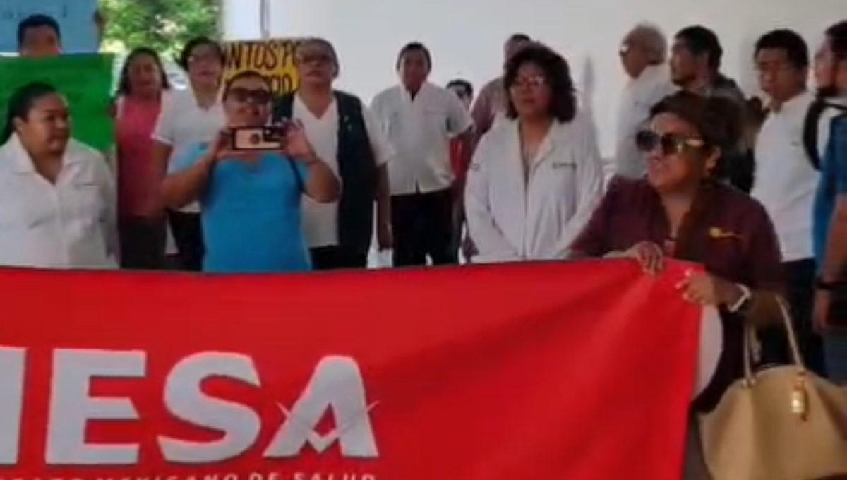 Trabajadores de salud toman oficinas del IMSS-Bienestar y exigen respuestas en Campeche