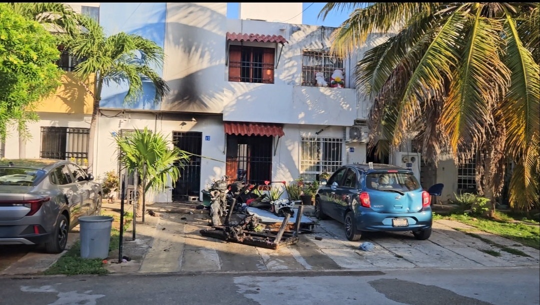 Vecinos intentaron ayudar a la familia con escaleras, pero no pudieron retirar el protector metálico de una ventana